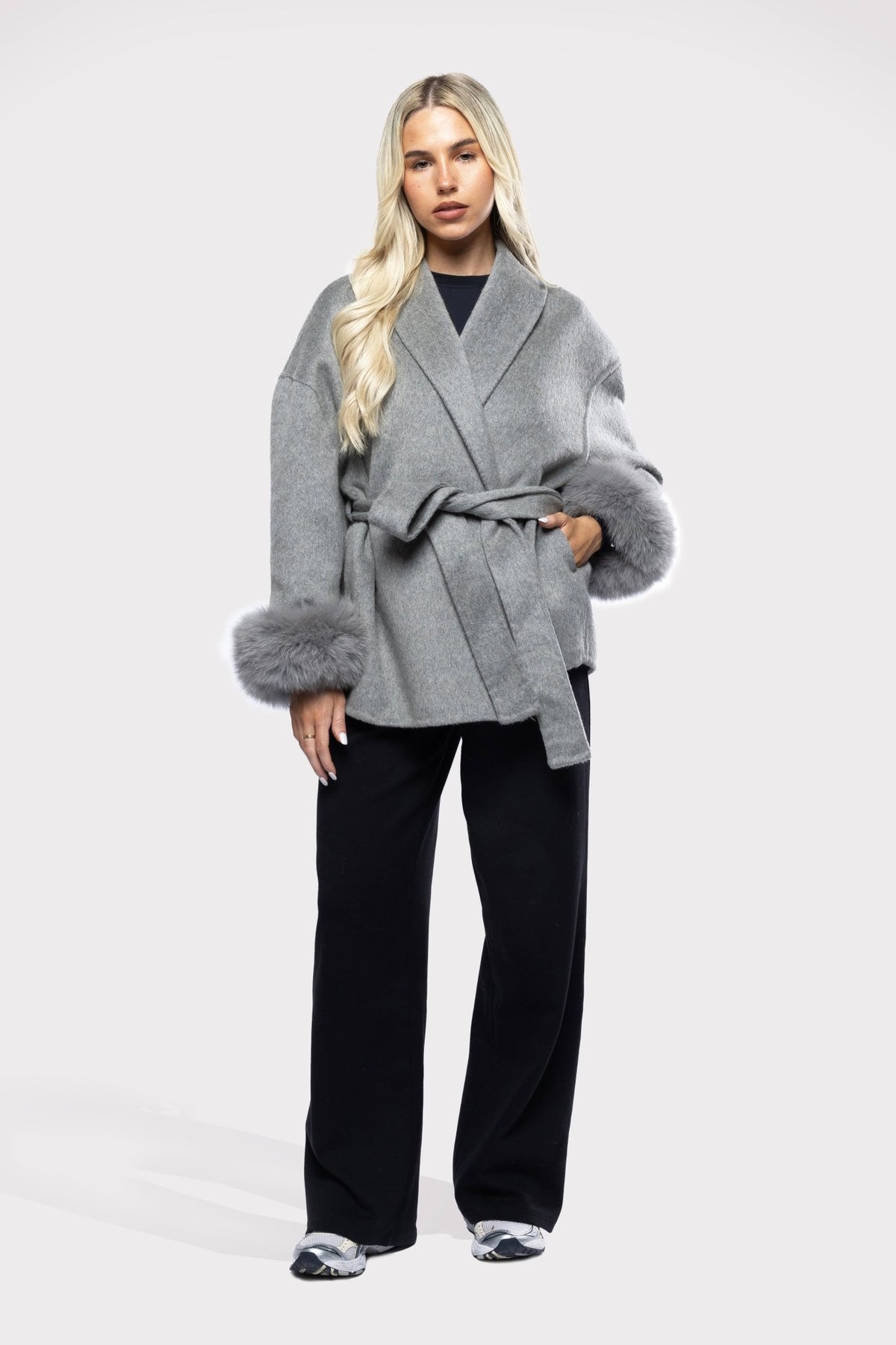 Woolen Short Coat for Women with Fur Cuffs, V-Neck, Solid Color, Autumn/Winter - Satinni