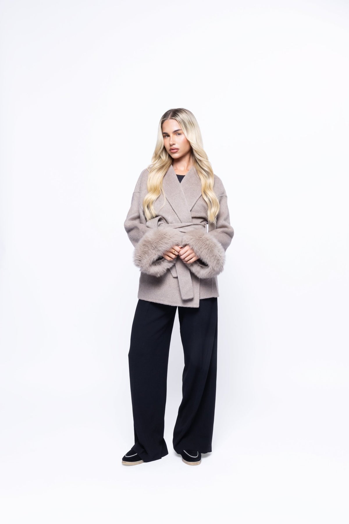 Woolen Short Coat for Women with Fur Cuffs, V-Neck, Solid Color, Autumn/Winter - Satinni