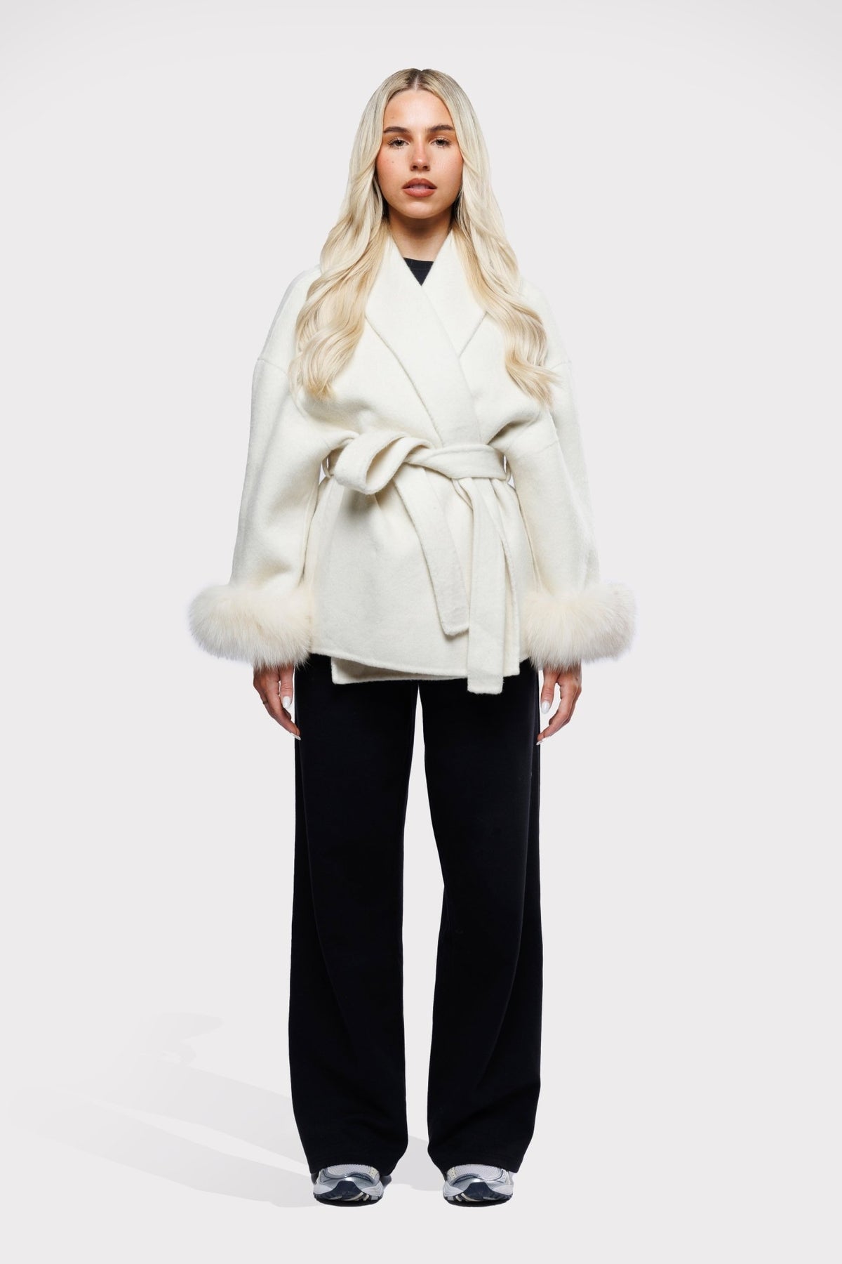 Woolen Short Coat for Women with Fur Cuffs, V-Neck, Solid Color, Autumn/Winter - Satinni