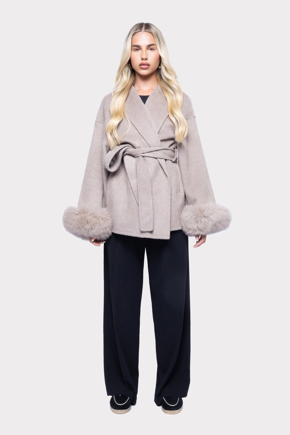 Woolen Short Coat for Women with Fur Cuffs, V-Neck, Solid Color, Autumn/Winter - Satinni